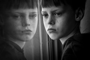 Les années d'enfance: dans son expression, on lit chez cet enfant la déception et la tristesse.