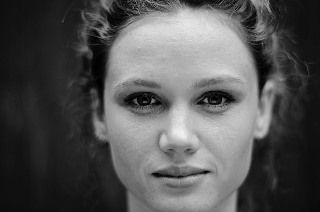 Visage d'une femme qui n'accepte pas la médiocrité du quotidien et veut transformer la part qu'elle y prend.